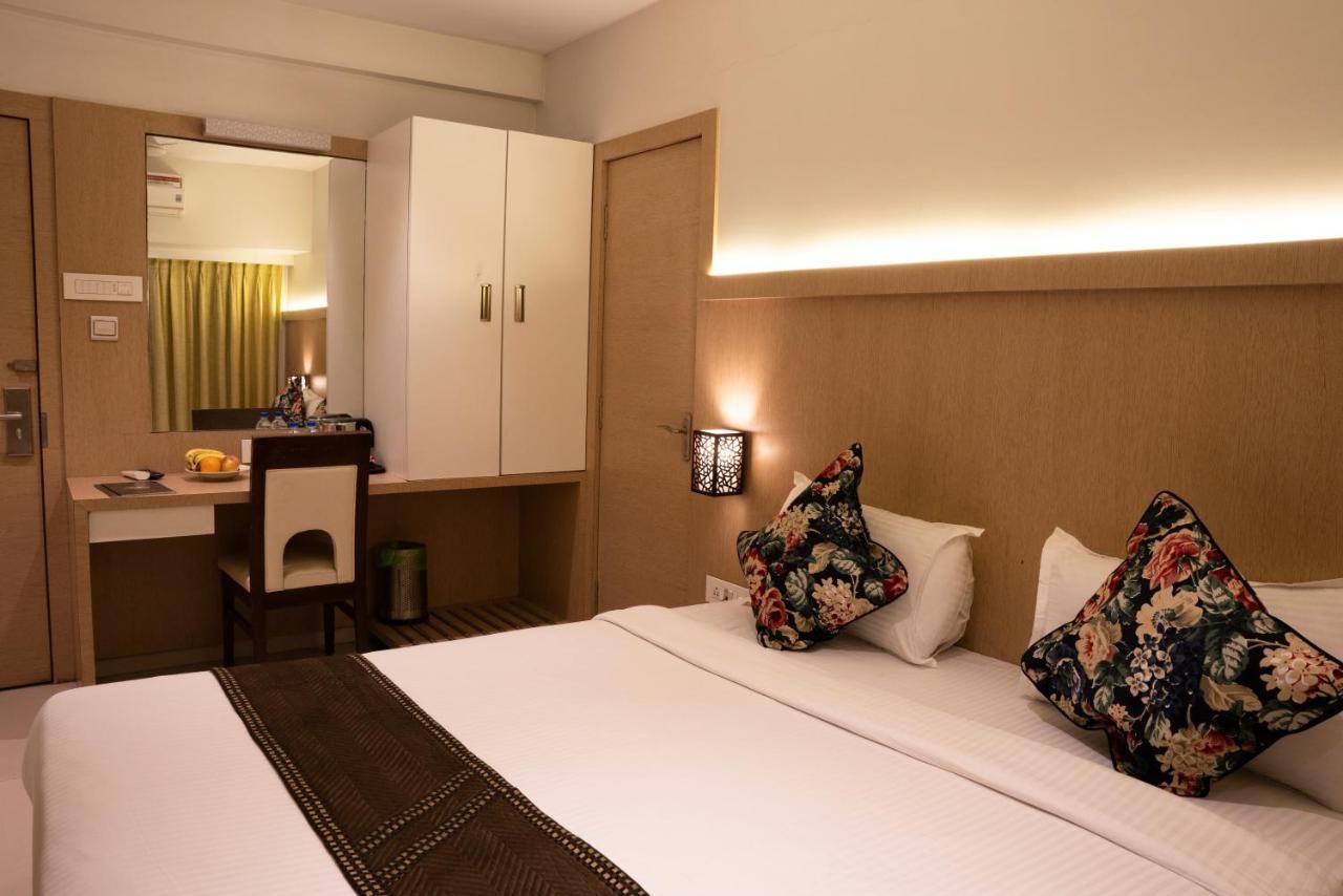Gold Crest Business Hotel Nova Bombaim Exterior foto