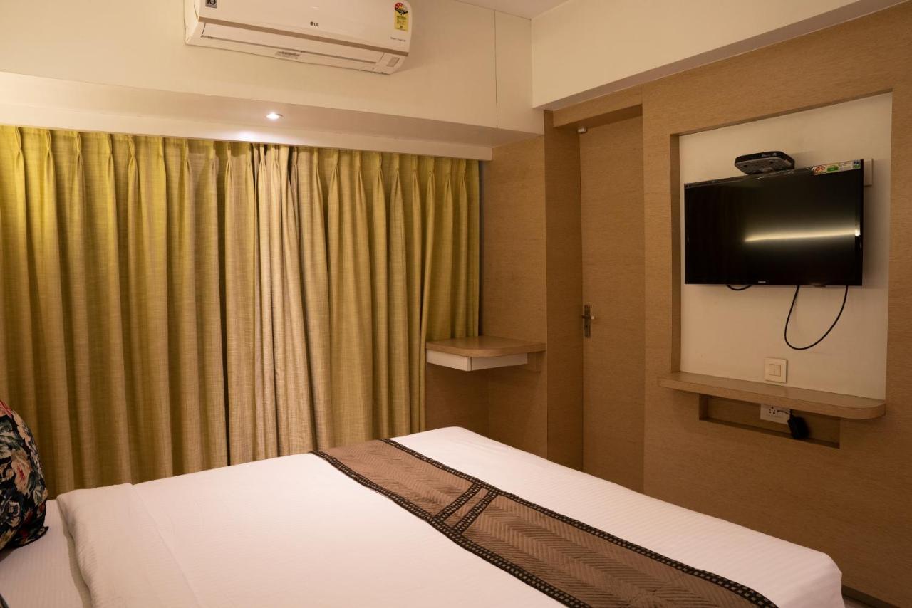Gold Crest Business Hotel Nova Bombaim Exterior foto