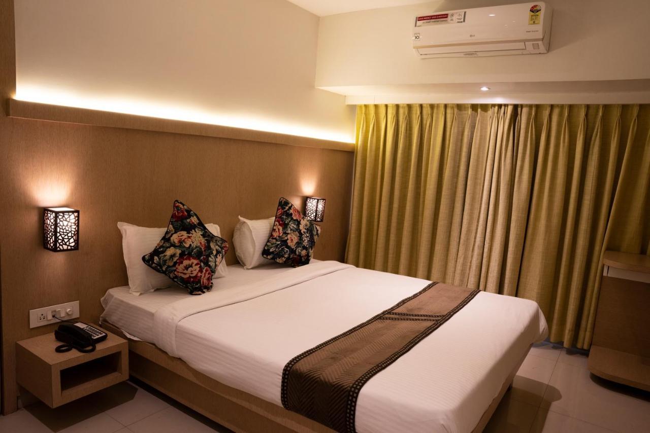 Gold Crest Business Hotel Nova Bombaim Exterior foto