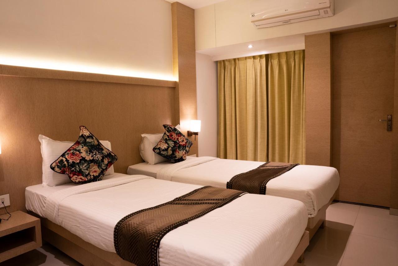 Gold Crest Business Hotel Nova Bombaim Exterior foto