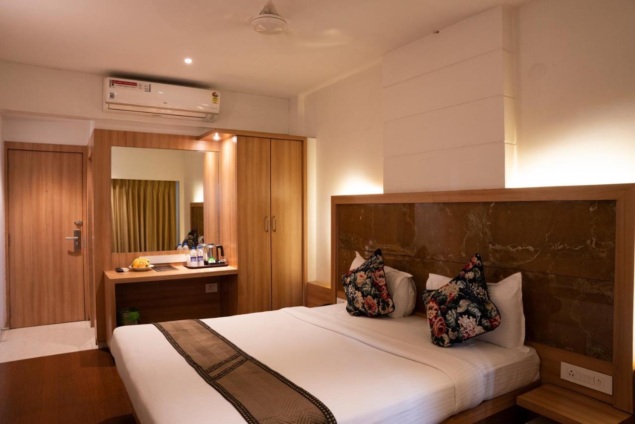 Gold Crest Business Hotel Nova Bombaim Exterior foto