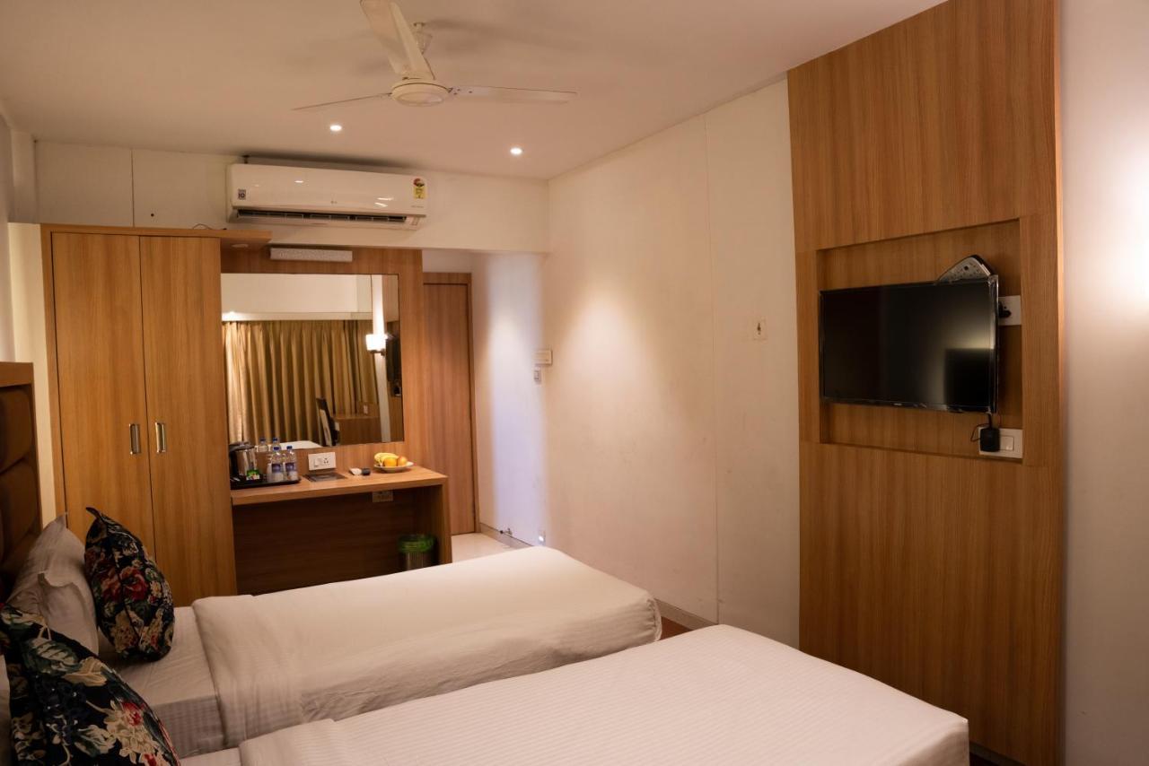 Gold Crest Business Hotel Nova Bombaim Exterior foto