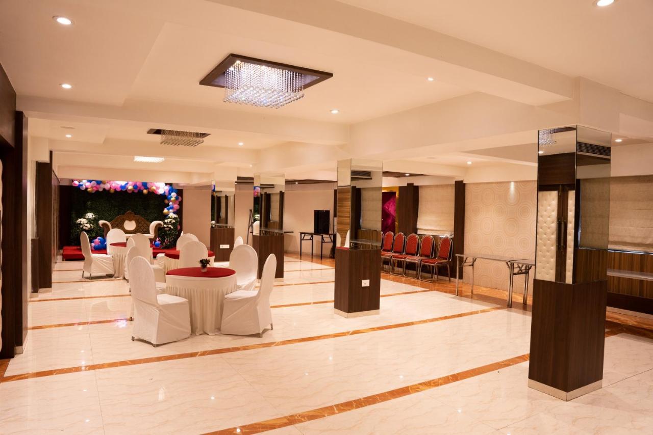 Gold Crest Business Hotel Nova Bombaim Exterior foto
