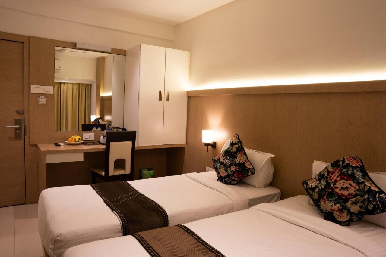 Gold Crest Business Hotel Nova Bombaim Exterior foto