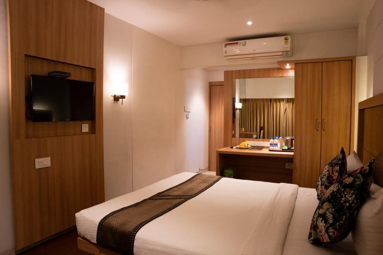 Gold Crest Business Hotel Nova Bombaim Exterior foto